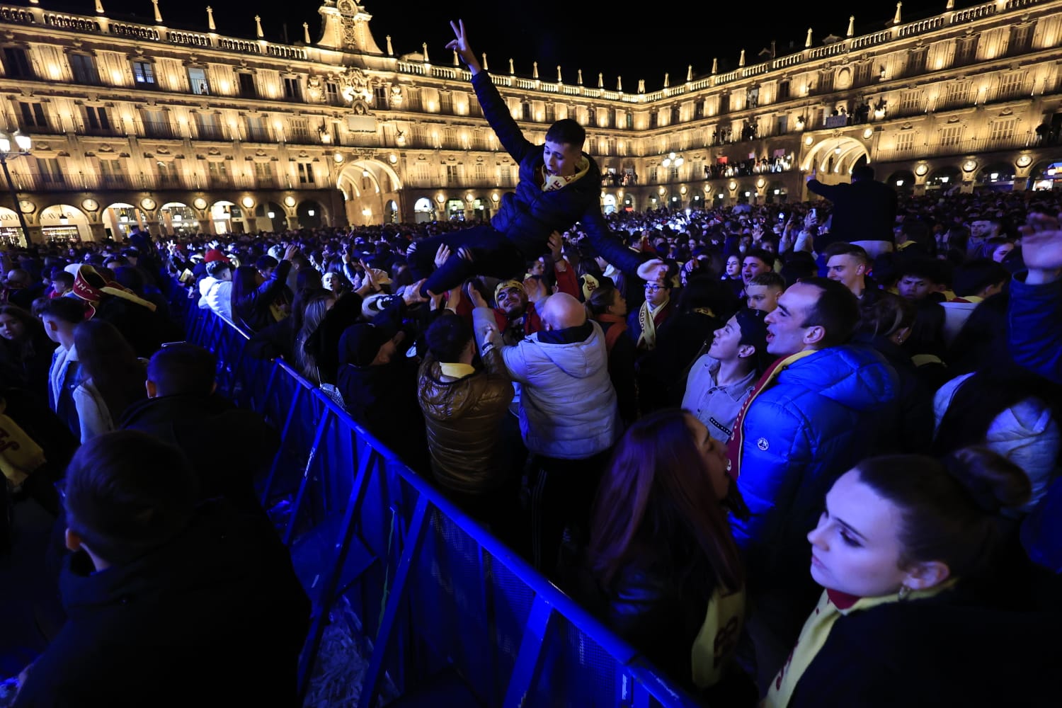 Miles de jóvenes disfrutan de un Fin de Año Universitario menos multitudinario
