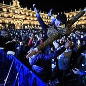 Miles de jóvenes celebran una nochevieja anticipada en la Plaza Mayor de Salamanca