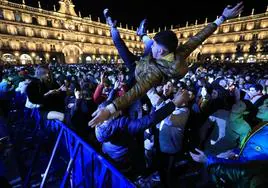 Miles de jóvenes celebran una nochevieja anticipada en la Plaza Mayor de Salamanca