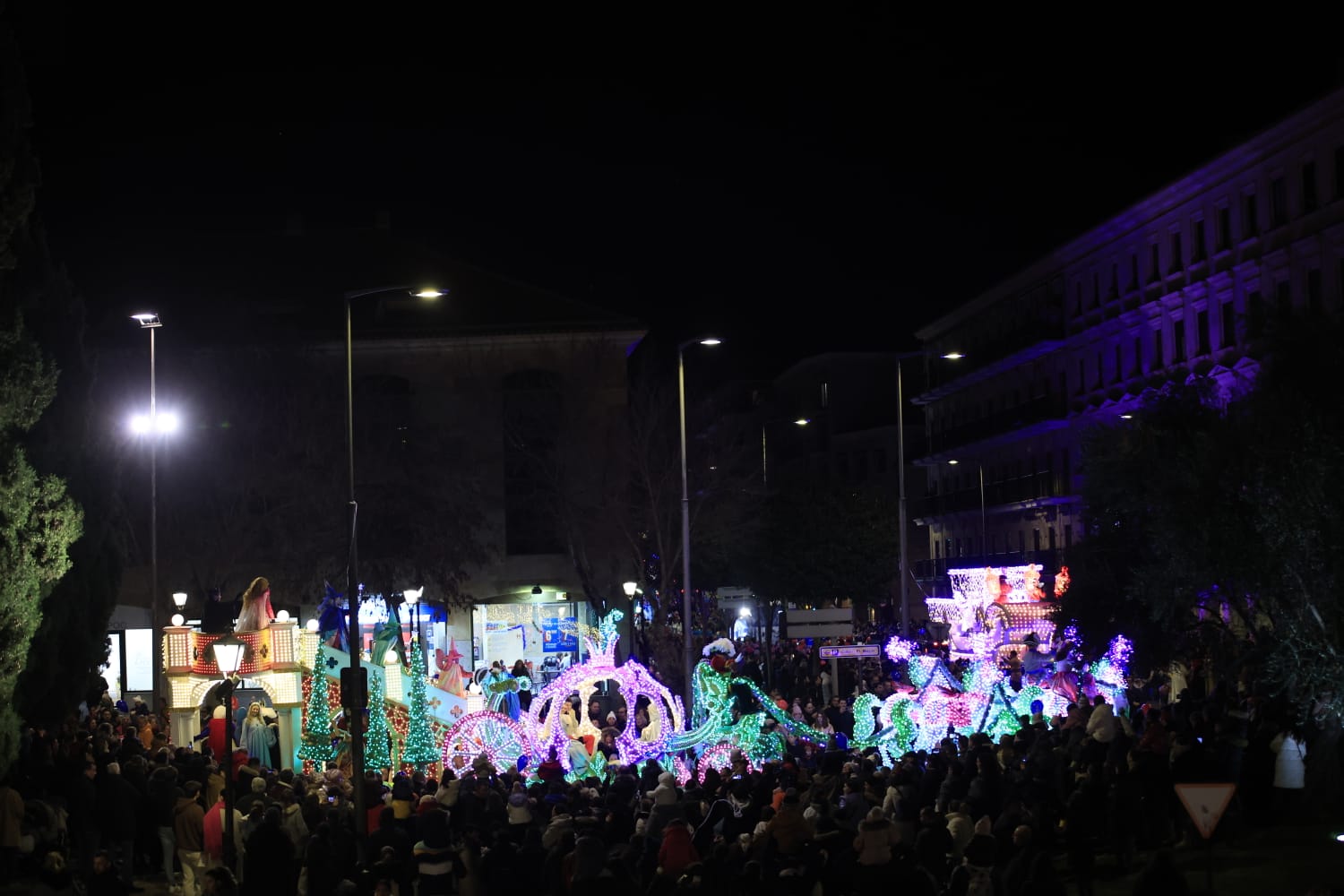 Papá Noel recorre las calles de la ciudad con la &#039;Cabalgaza&#039;