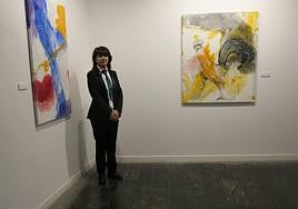 Salud Parada Morollón, junto a dos de sus obras.