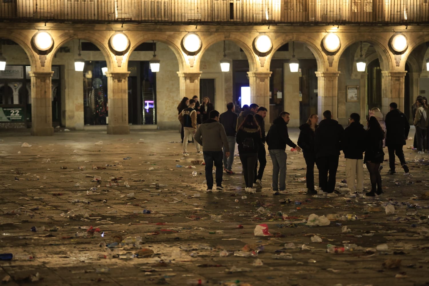 Los basureros limpian 3.000 kilos de residuos en la Plaza Mayor