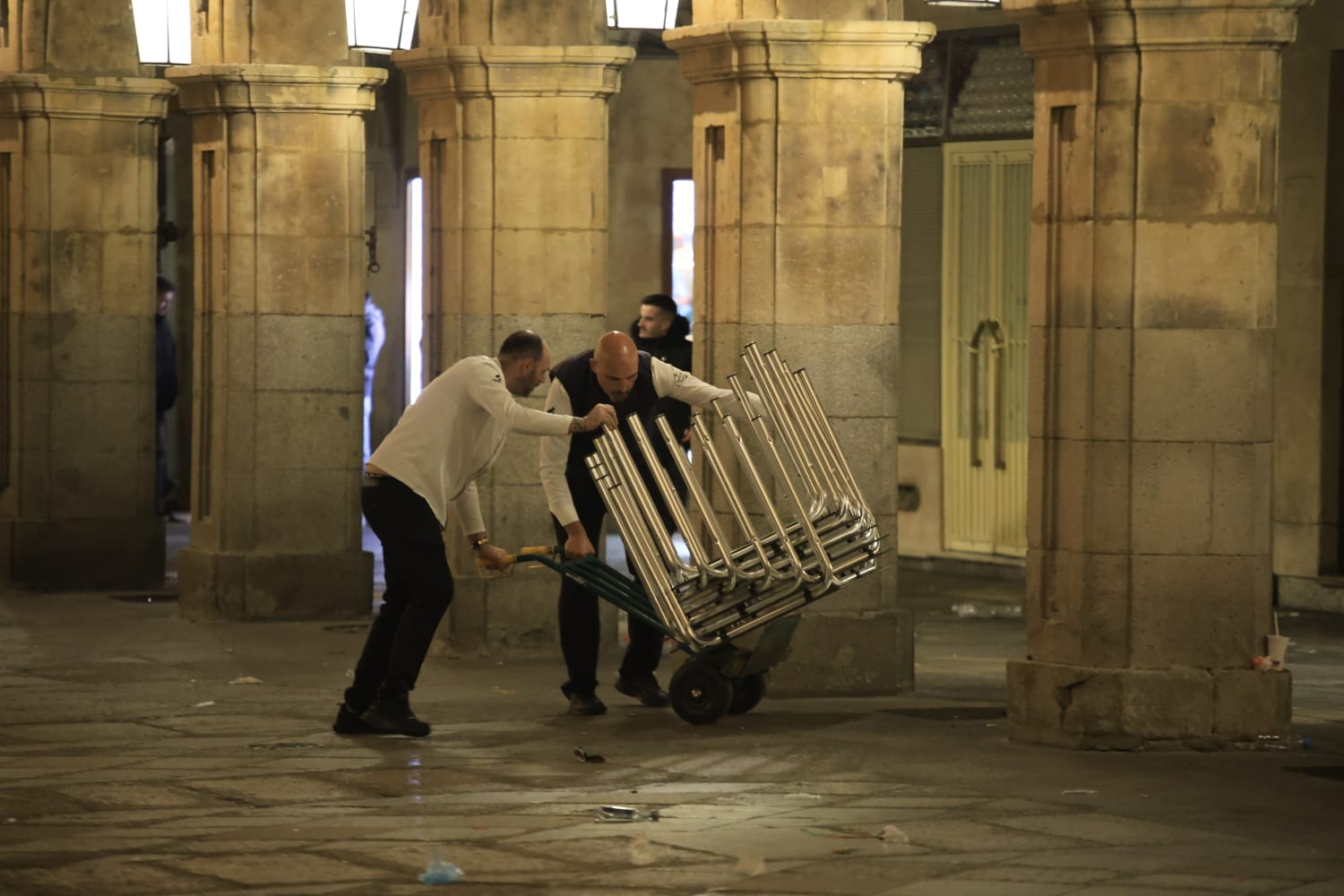 Los basureros limpian 3.000 kilos de residuos en la Plaza Mayor