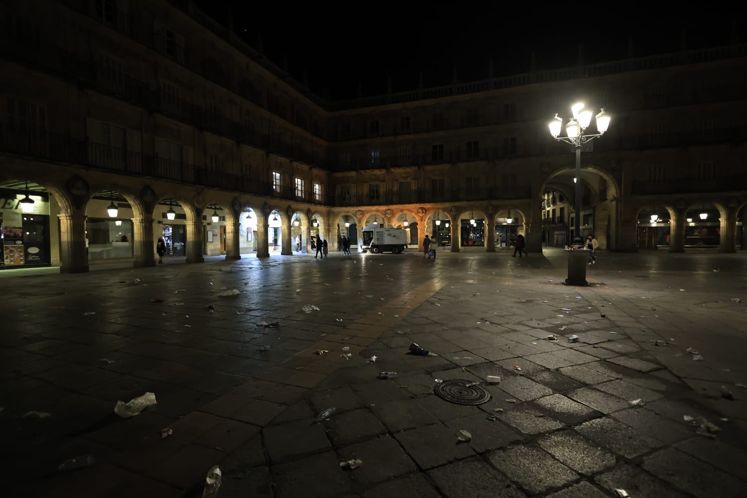 Los basureros limpian 3.000 kilos de residuos en la Plaza Mayor