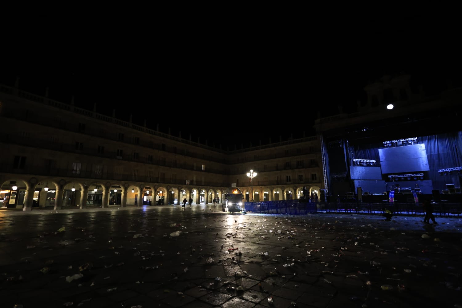 Los basureros limpian 3.000 kilos de residuos en la Plaza Mayor