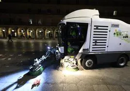 Los basureros limpian 3.000 kilos de residuos en la Plaza Mayor