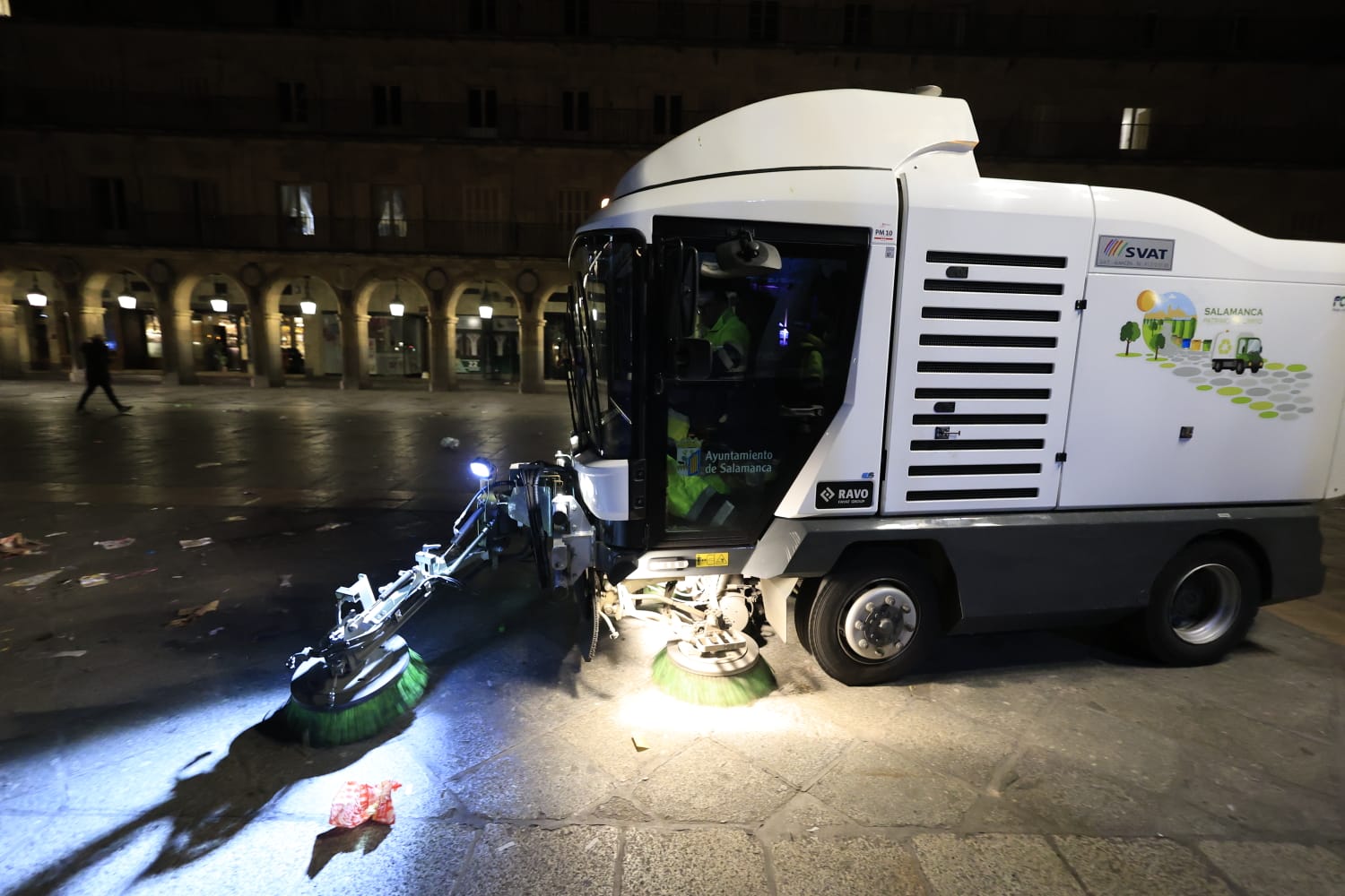 Los basureros limpian 3.000 kilos de residuos en la Plaza Mayor