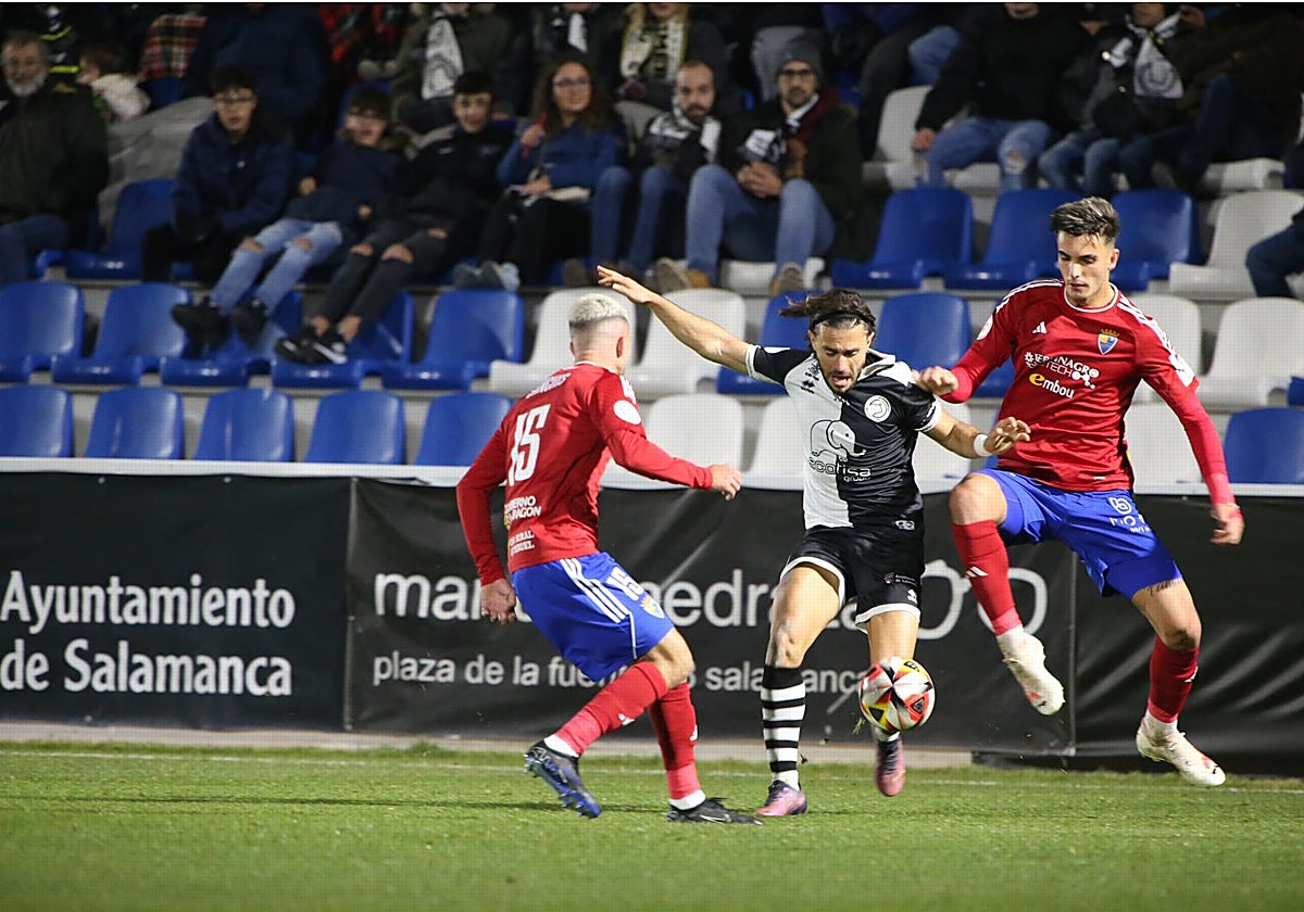 Mario Losada, trabado por dos jugadores del Teruel