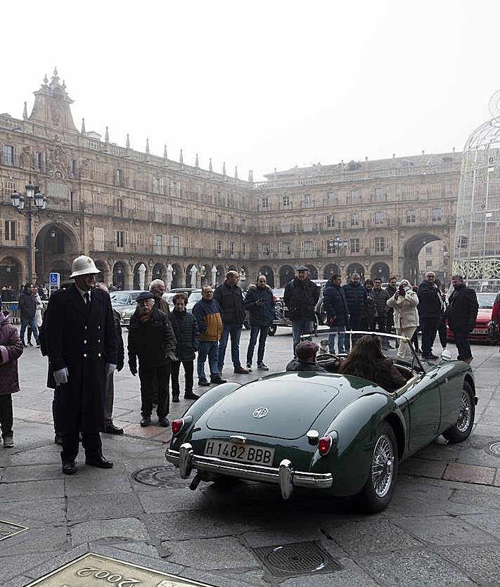 Imagen secundaria 2 - Los 180 participantes en la Plaza Mayor y dos vehículos entrando ante la mirada del Guardia Urbano.