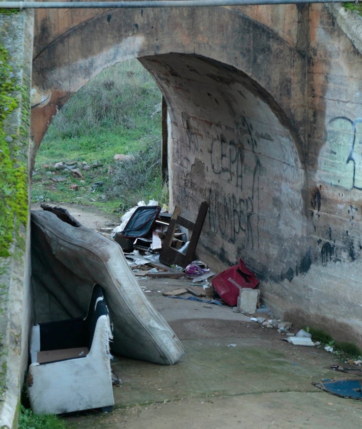 Imagen secundaria 2 - La uralita de los edificios de San José, el retraso de los autobuses de Vistahermosa y el abandono y la falta de mantenimiento en Tejares son algunos de los problemas que las asociaciones vecinales desearían ver solucionados en 2024.