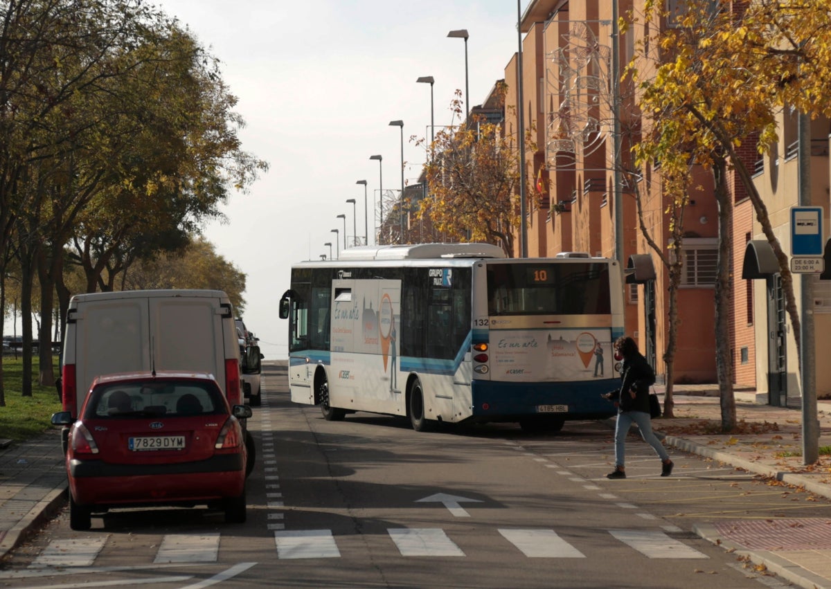 Imagen secundaria 1 - La uralita de los edificios de San José, el retraso de los autobuses de Vistahermosa y el abandono y la falta de mantenimiento en Tejares son algunos de los problemas que las asociaciones vecinales desearían ver solucionados en 2024.