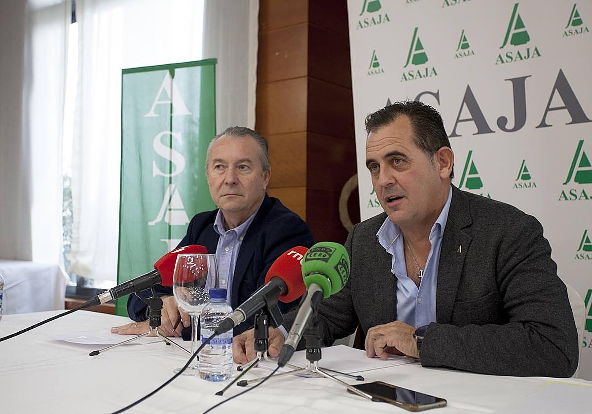 El presidente de Asaja Castilla y León, Donaciano Dujo, comparece junto al presidente de Asaja Salamanca, Juan Luis Delgado, para realizar un balance anual del sector agrario