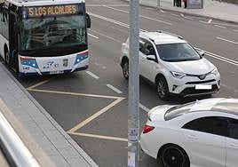 Vehículo estacionado en la parada del bus urbano frente al Hospital.