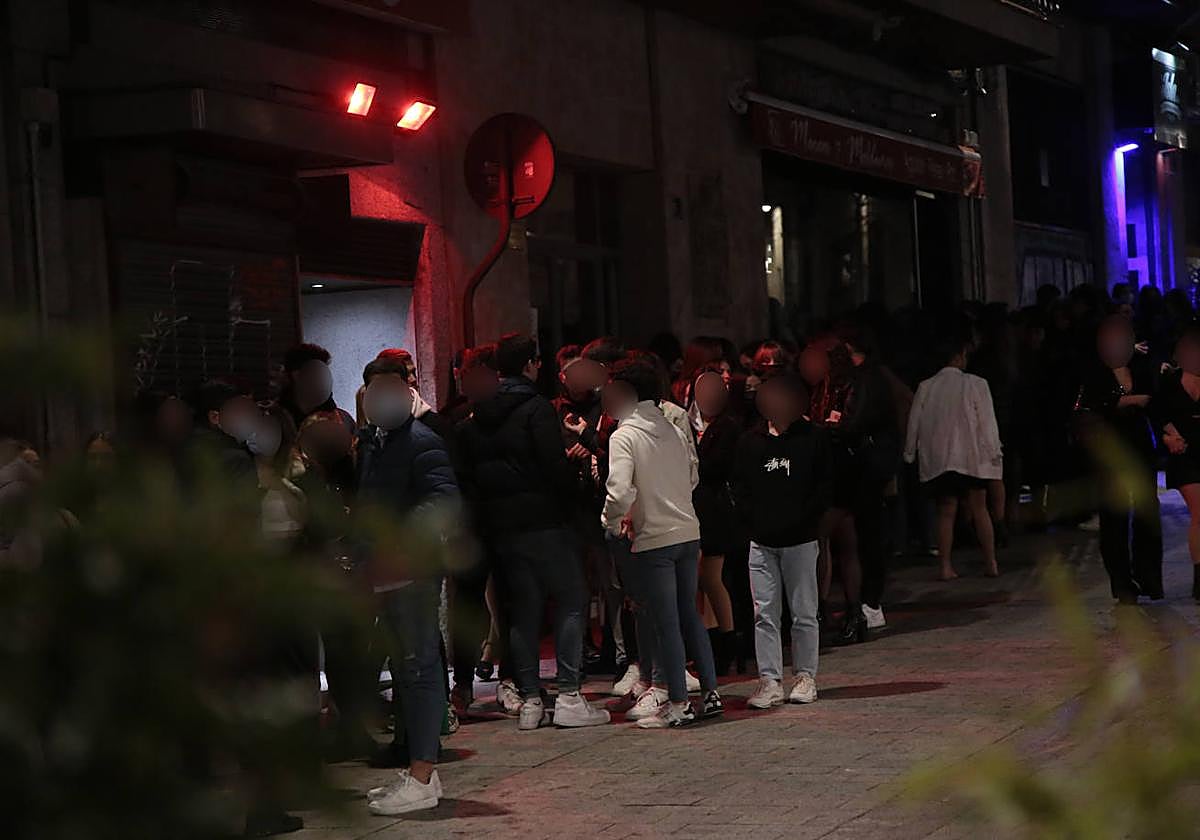 Acceso a un local de ocio nocturno en una calle de Salamanca.