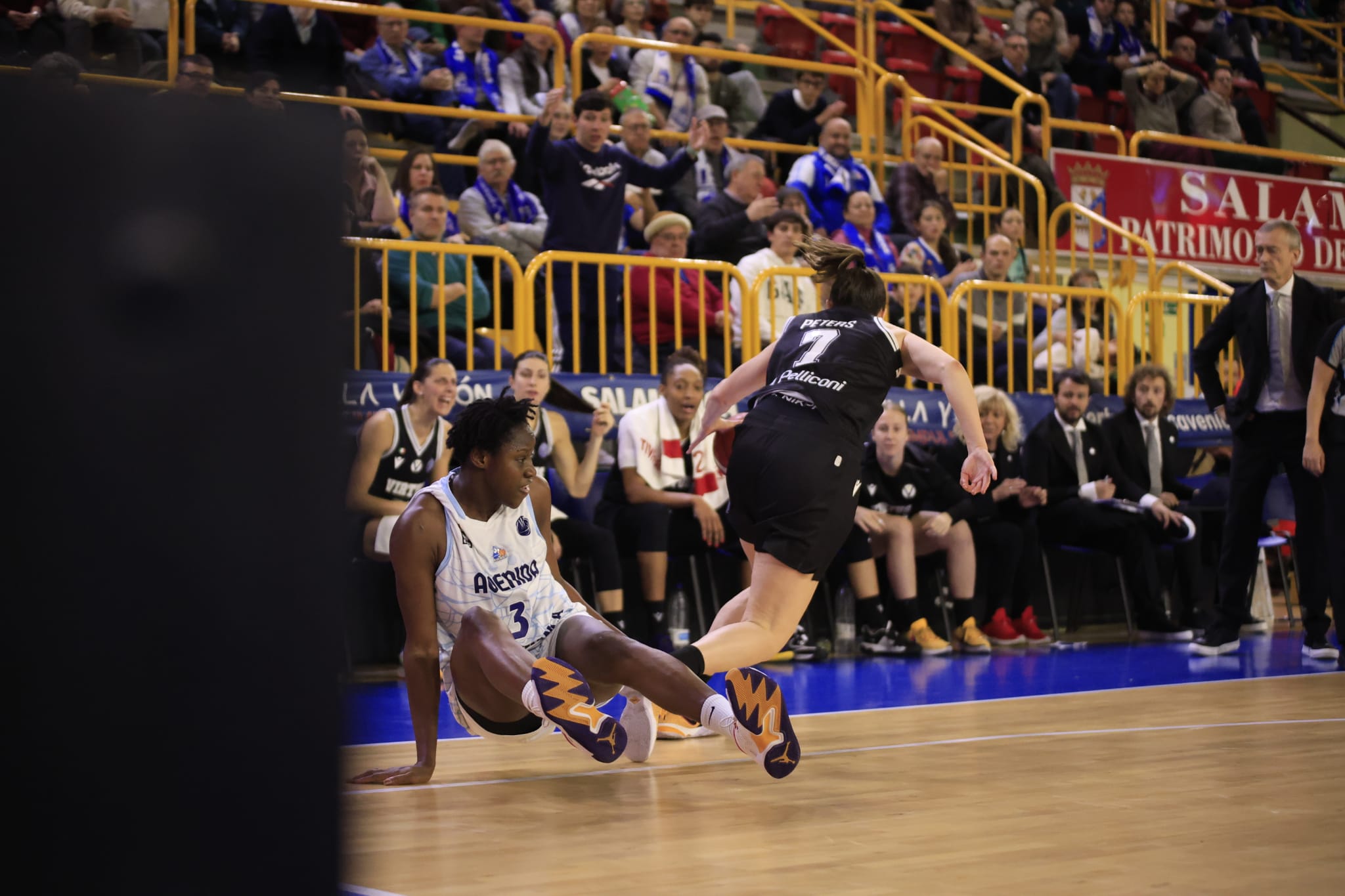 Las imágenes de la dura derrota final de Avenida ante la Virtus