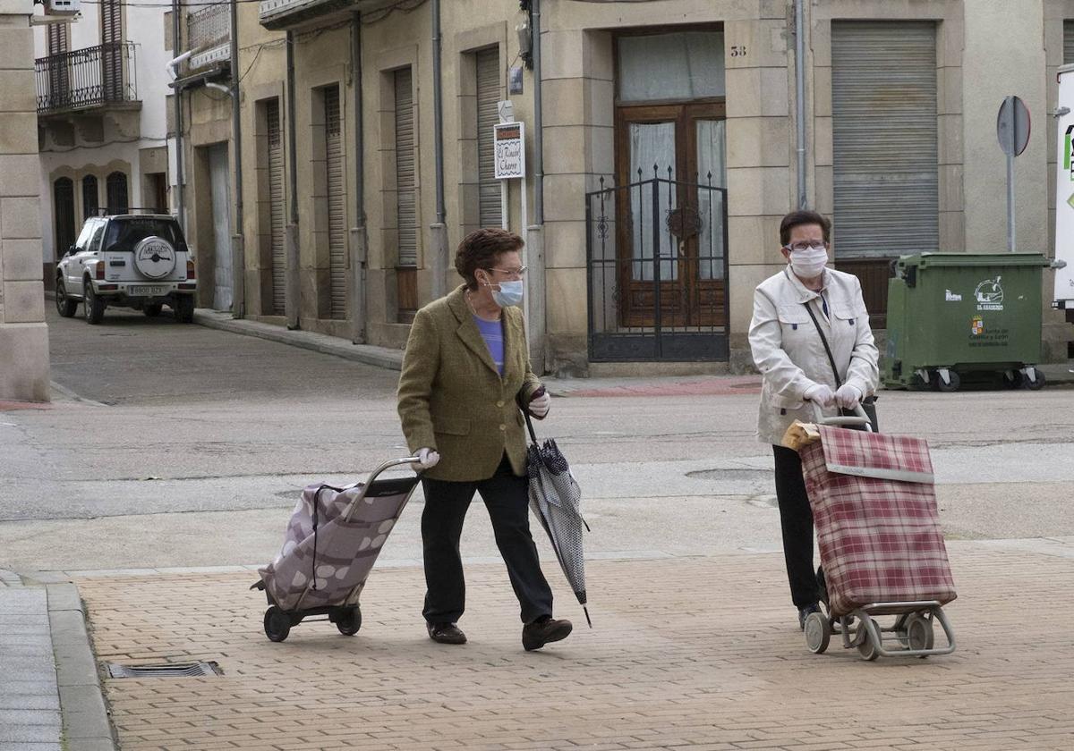 Dos mujeres pasean por Lumbrales.