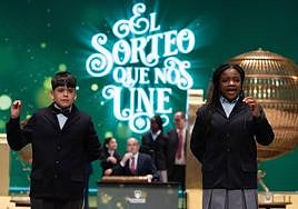 Yesica Paola Valencia y Francisco Moreno cantan el segundo premio, el número 58303