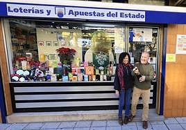 Los administradores celebrando en la puerta de su local.