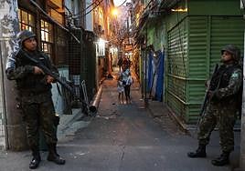 Policías que realizan un operativo en Río de Janeiro (Brasil) Imagen de archivo.