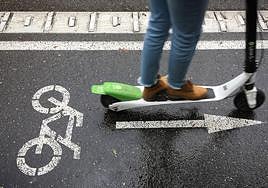 Un joven conduce un patinete en una imagen de archivo.
