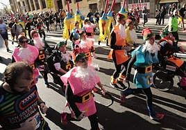 Varios participantes disfrazados en la última edición de la San Silvestre Salmantina.