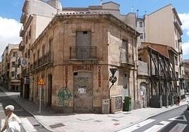 El edificio que hace esquina entre Pozo Amarillo y la calle Correhuela.