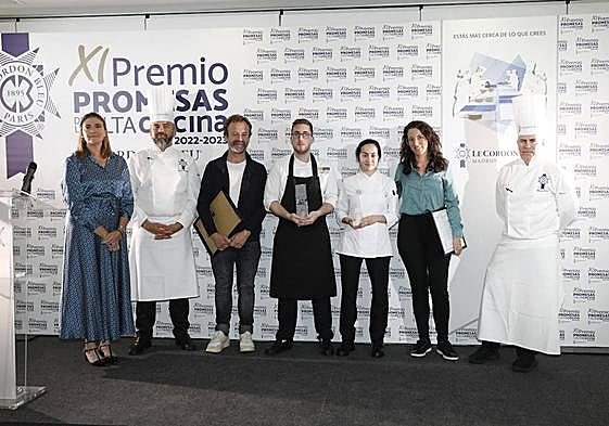 Imagen los dos ganadores de la pasada edición con el jurado.