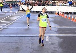 Los dos primeros sub-12 entran en la meta.