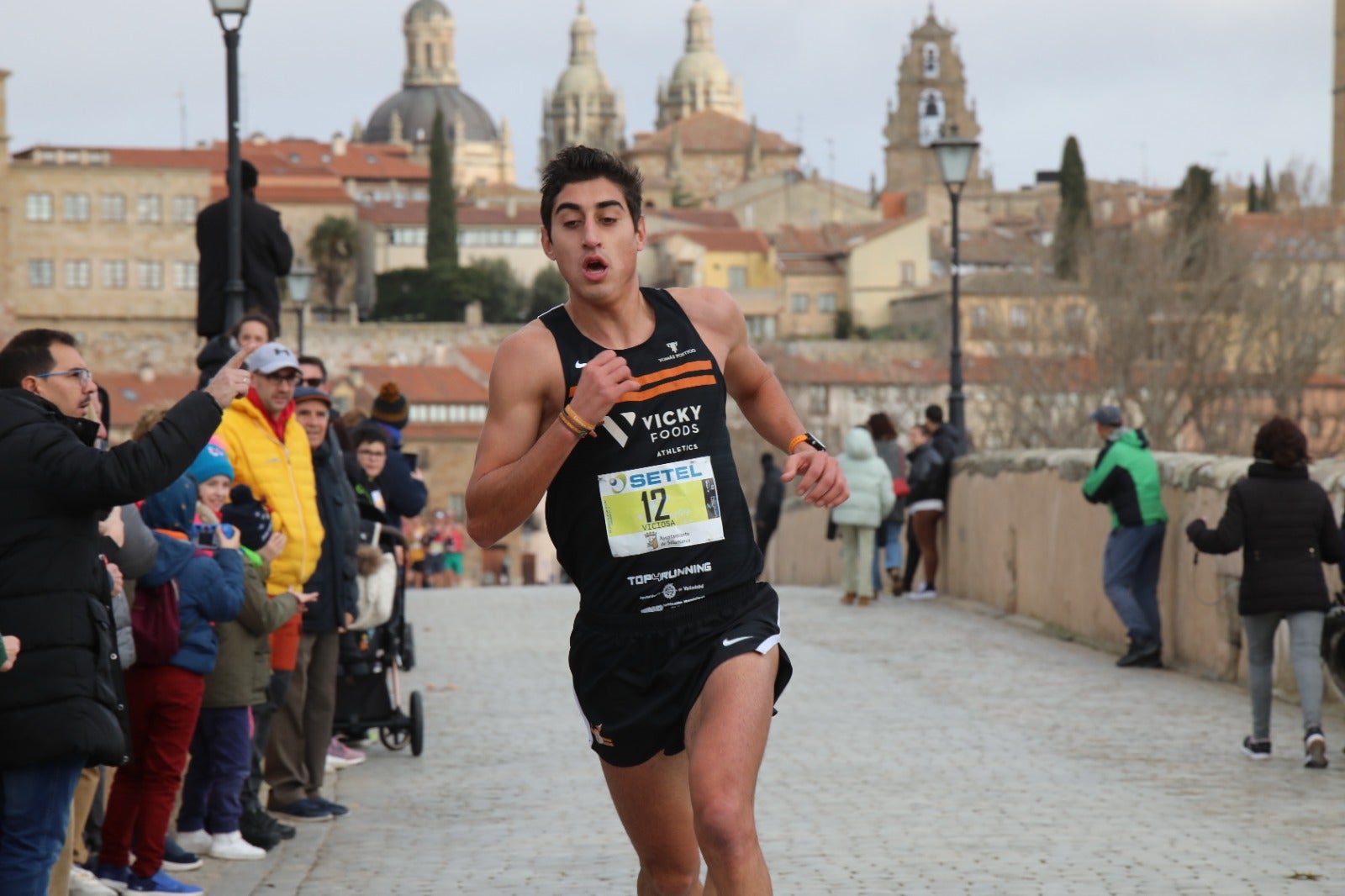 San Silvestre Salmantina: paso por el Puente Romano y calle Compañía