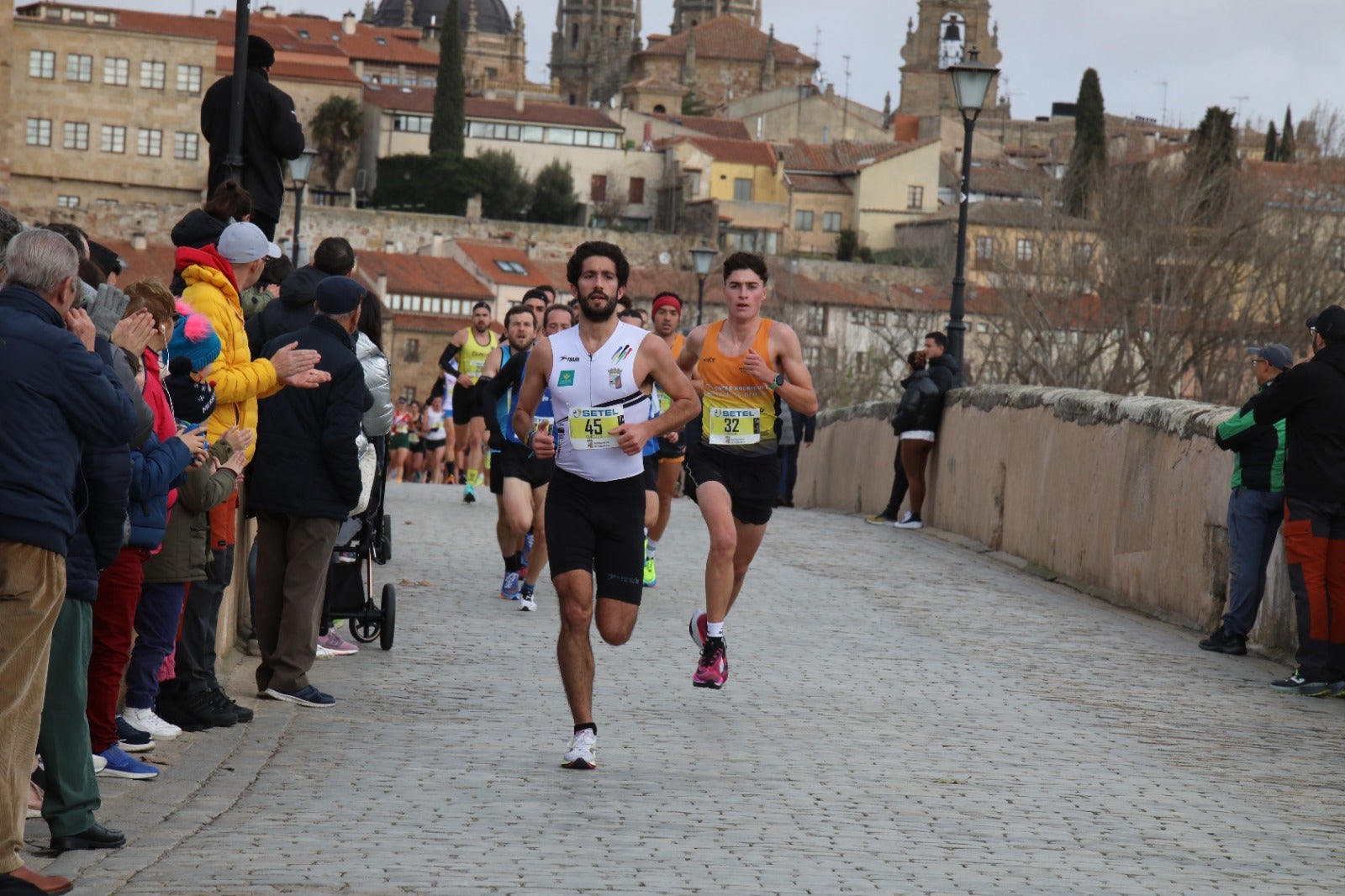 San Silvestre Salmantina: paso por el Puente Romano y calle Compañía