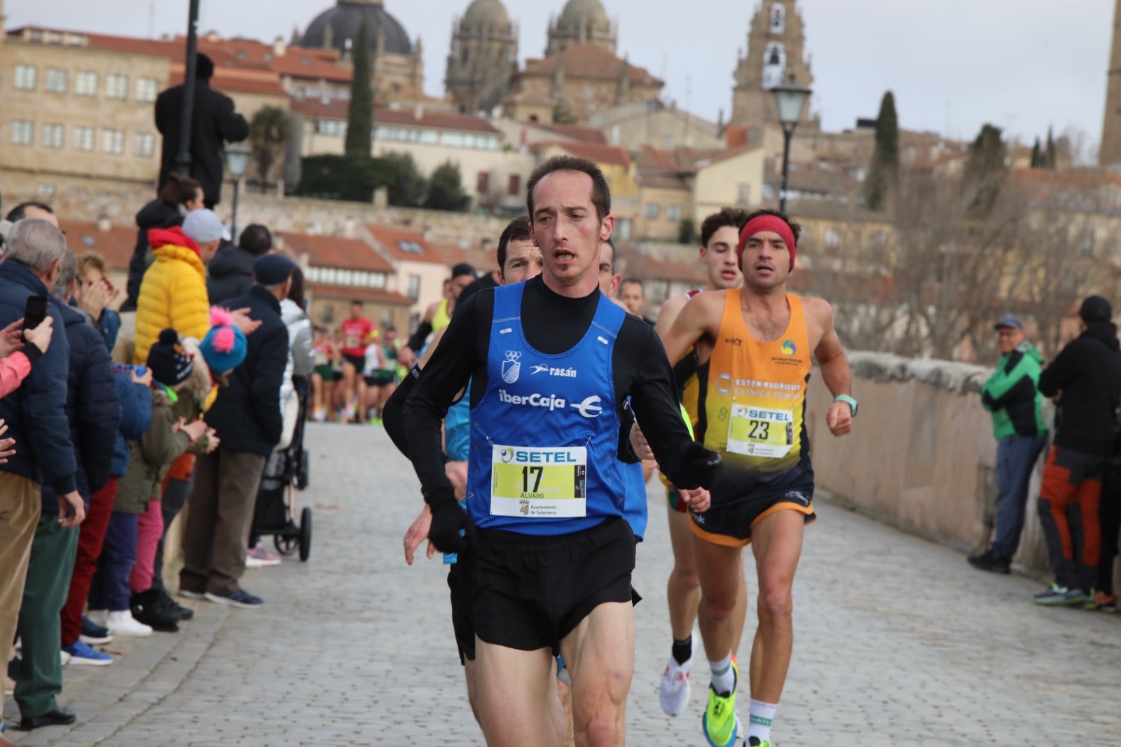 San Silvestre Salmantina: paso por el Puente Romano y calle Compañía