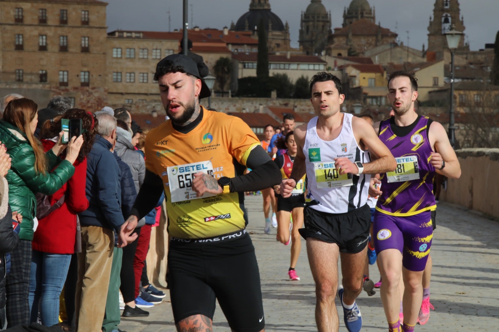 San Silvestre Salmantina: paso por el Puente Romano y calle Compañía