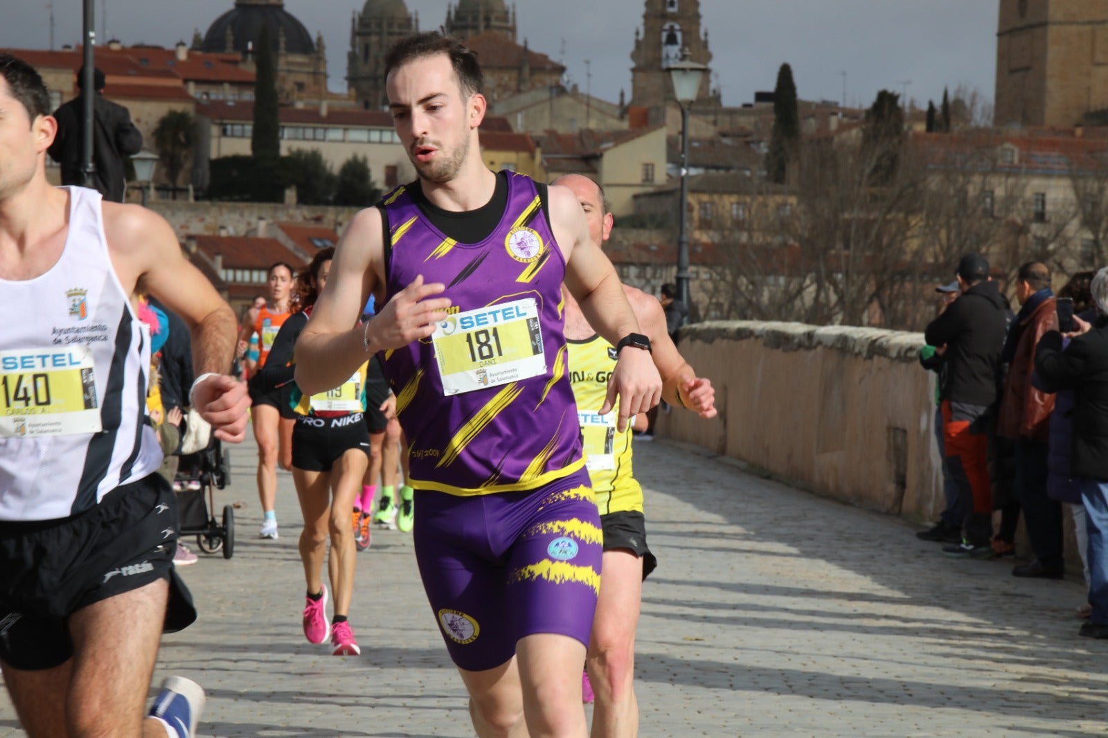 San Silvestre Salmantina: paso por el Puente Romano y calle Compañía