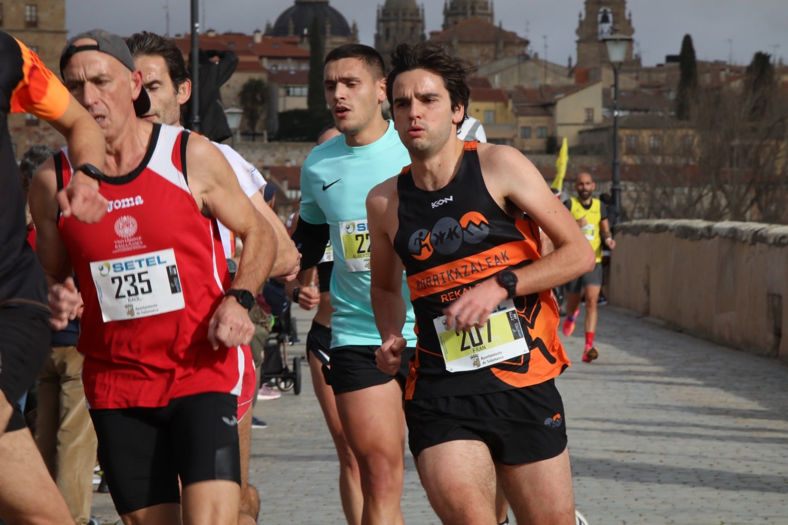 San Silvestre Salmantina: paso por el Puente Romano y calle Compañía