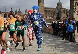 San Silvestre Salmantina: paso por el Puente Romano y calle Compañía