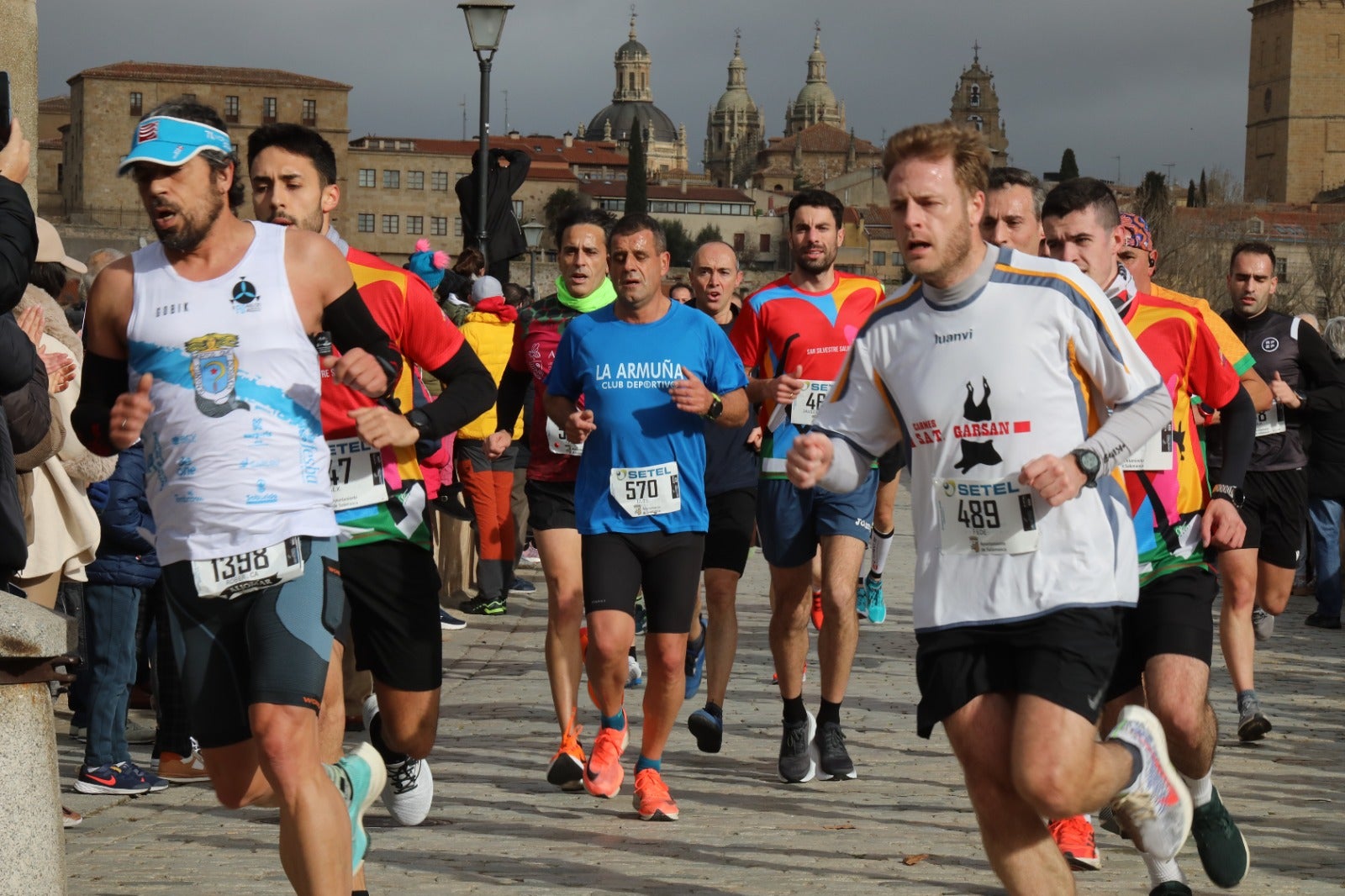 San Silvestre Salmantina: paso por el Puente Romano y calle Compañía