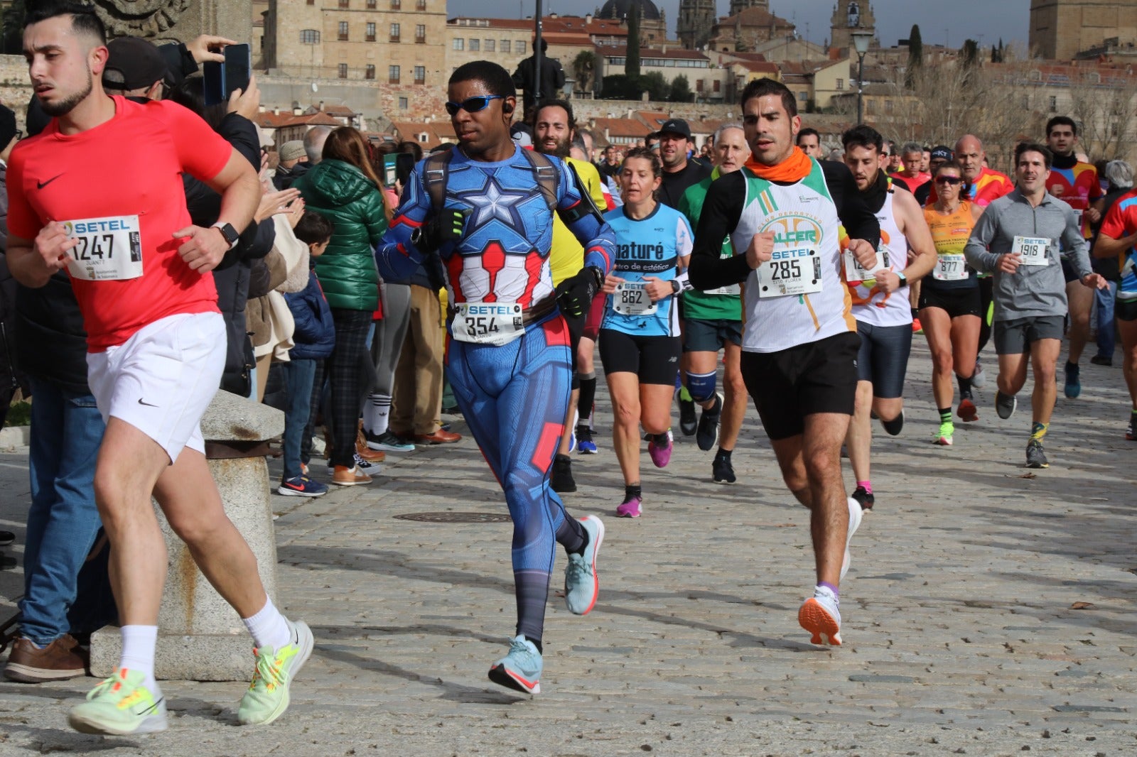 San Silvestre Salmantina: paso por el Puente Romano y calle Compañía