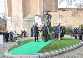 El alcalde y Cabero se saludan después de depositar la corona en la escultura de Unamuno.