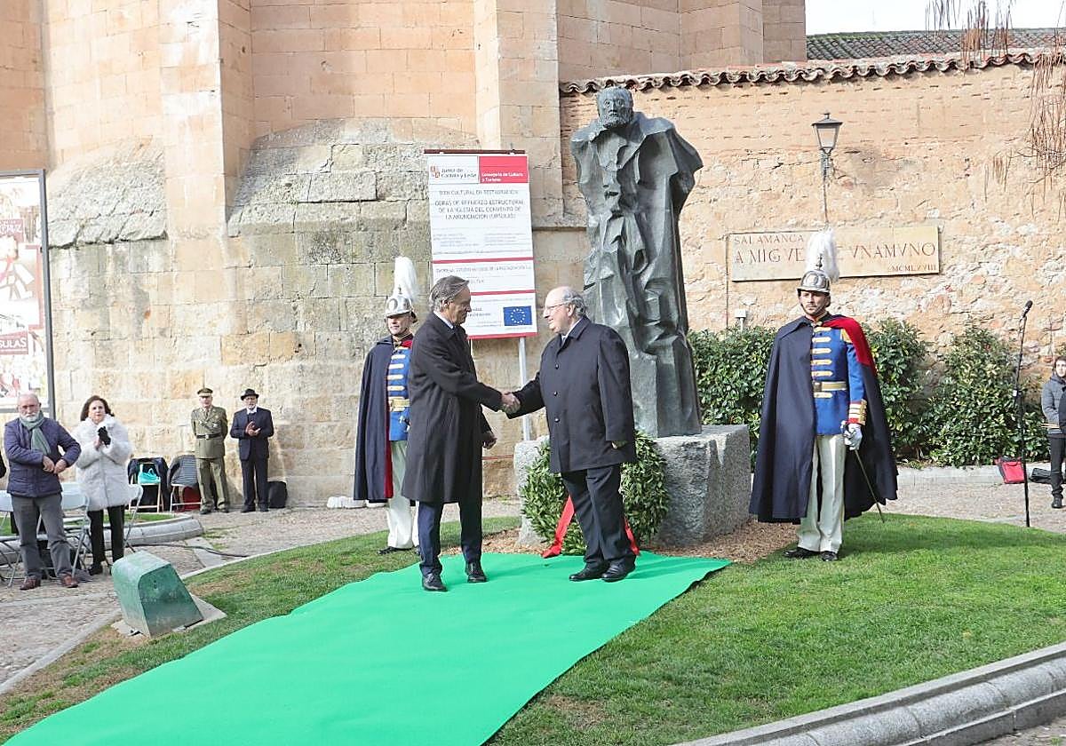 El alcalde y Cabero se saludan después de depositar la corona en la escultura de Unamuno.