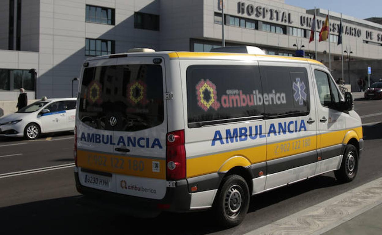 Imagen de archivo de una ambulancia frente al Hospital de Salamanca.