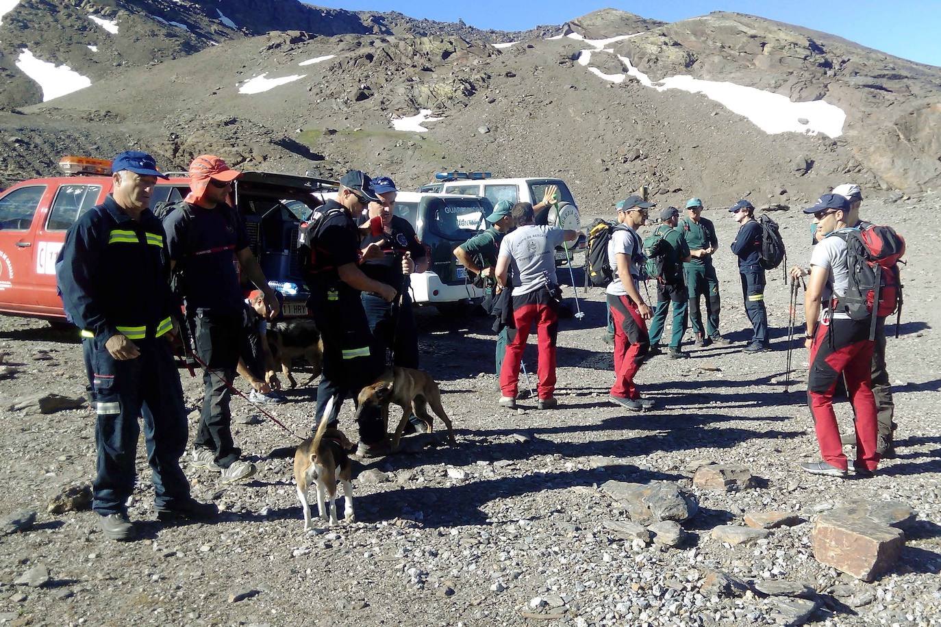 Unidad canina de Sierra Nevada en una operación. 