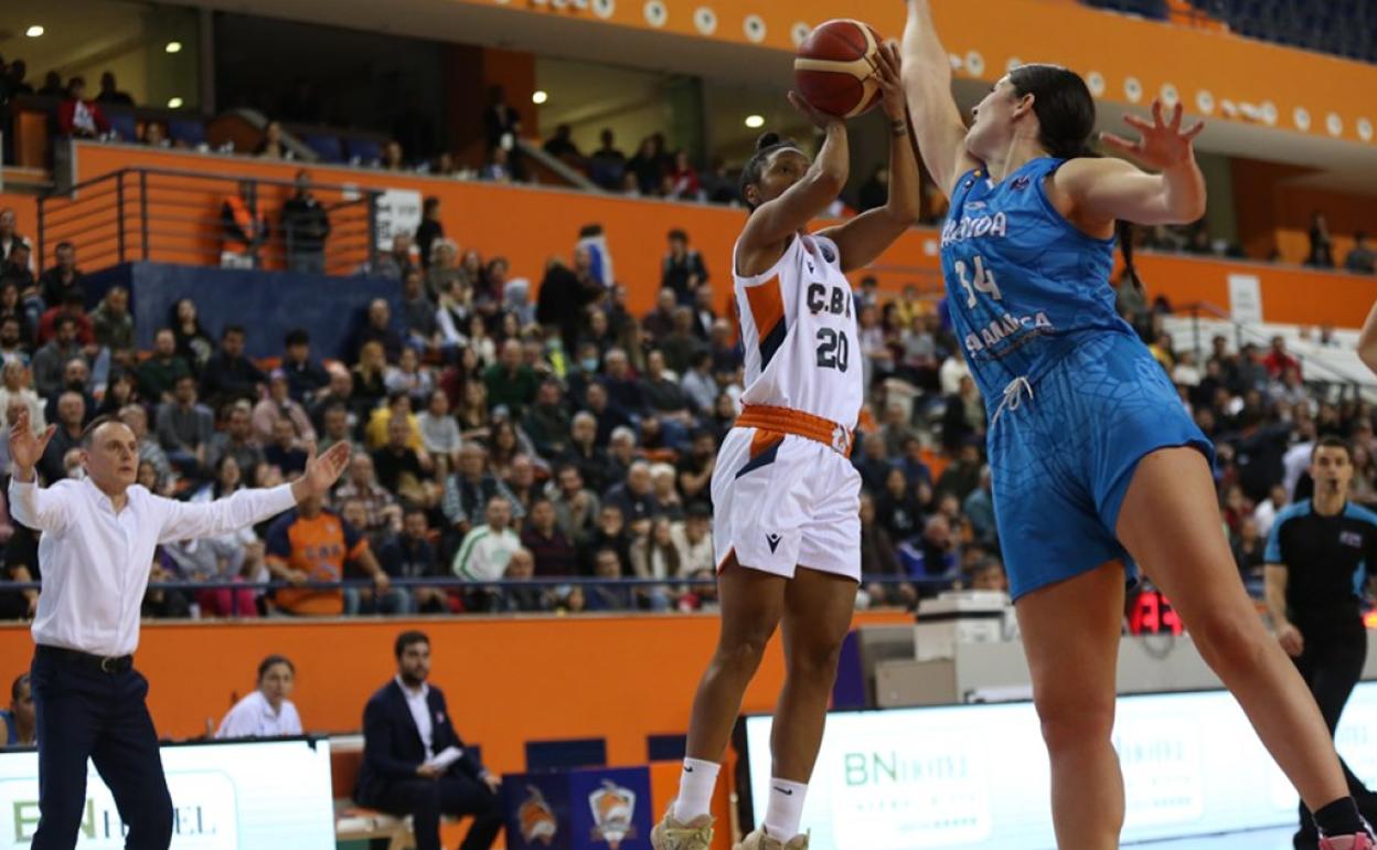 Íñiguez, a la izquierda, sigue una jugada del partido. 