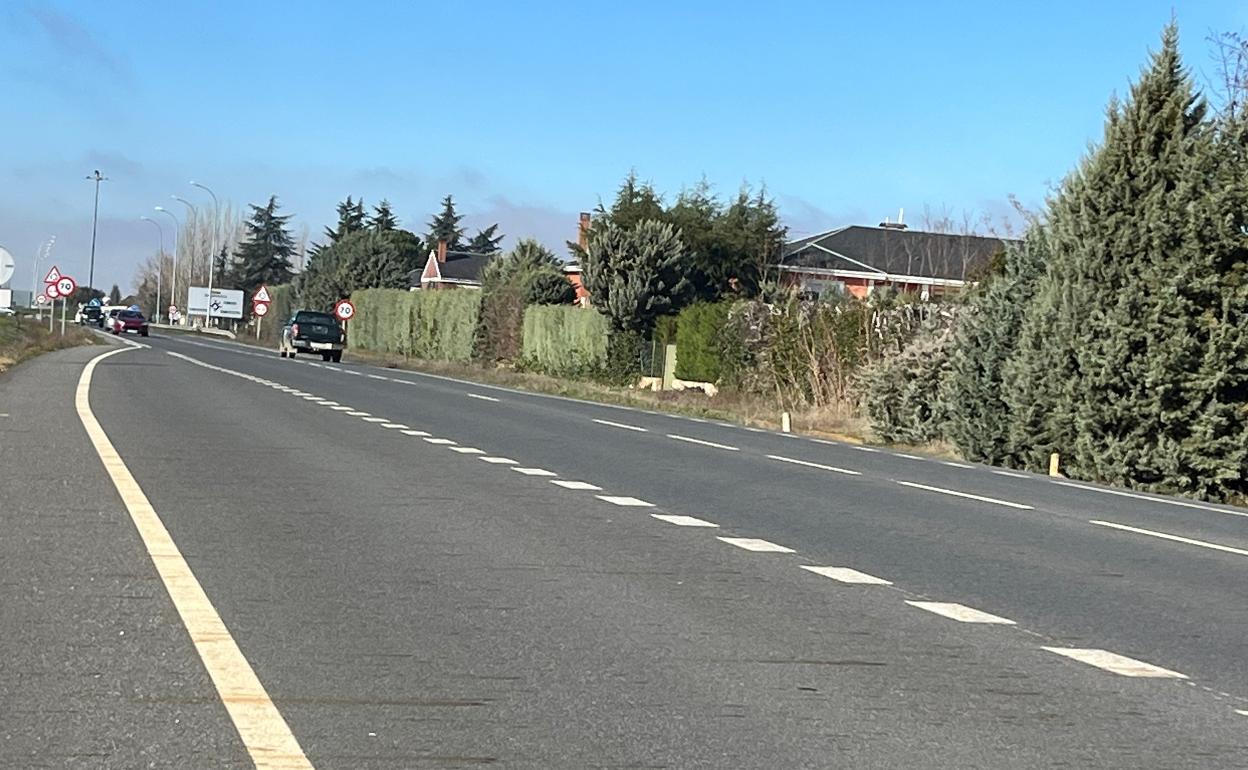 Un tramo de la CL-510 que pasa próximo a las urbanizaciones de Santa Marta de Tormes.