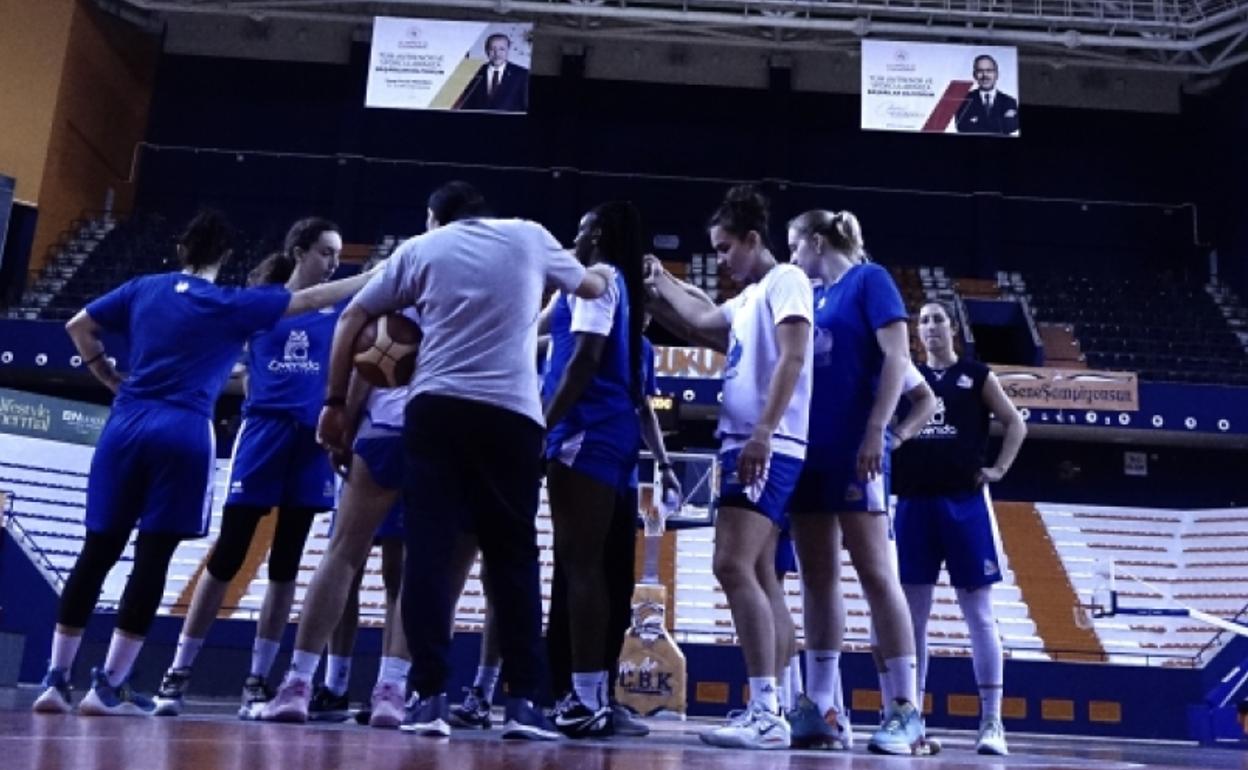 La plantilla del Avenida hace piña en el Servet Tazegül Spor Salonu turco. 