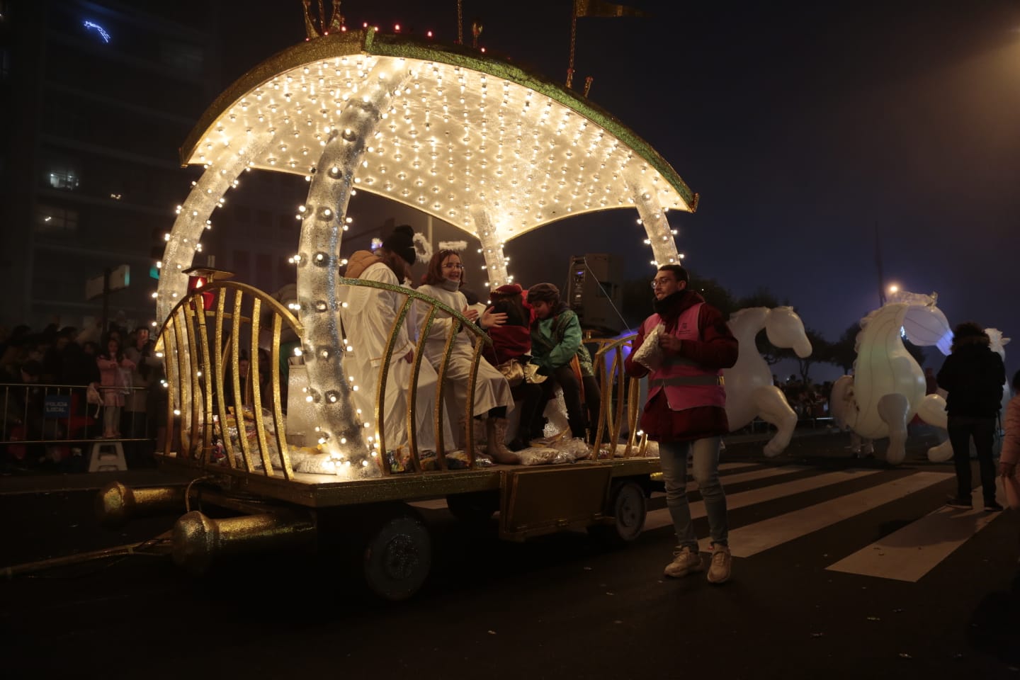 Fotos: Los Reyes Magos recorren las calles del centro de Salamanca