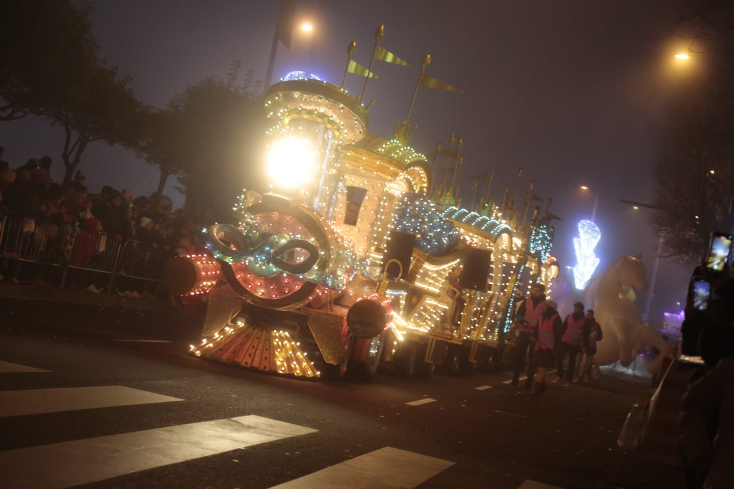Fotos: Los Reyes Magos recorren las calles del centro de Salamanca