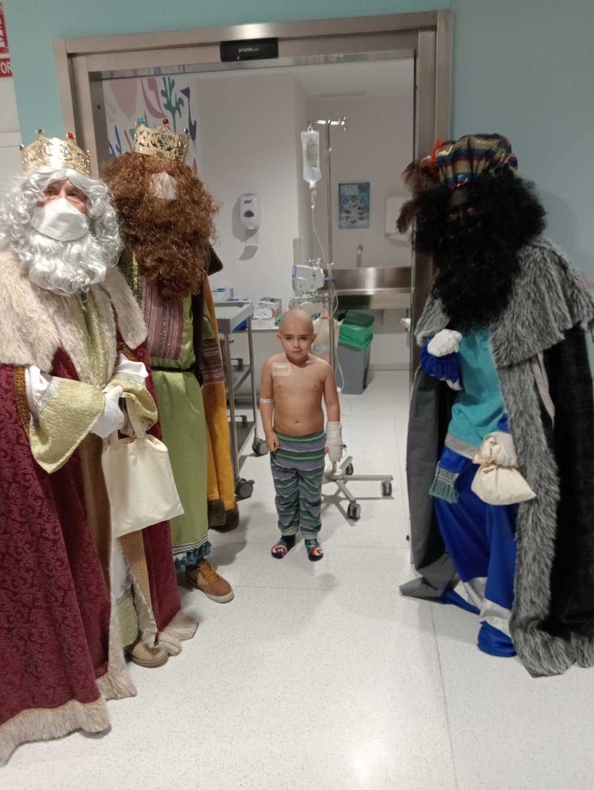 Los Reyes Magos visitan al pequeño Alberto en el Hospital de Salamanca. 