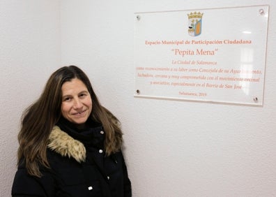 Imagen secundaria 1 - La plaza de Santa Cecilia acogerá un corredor verde que los vecinos esperan que tenga posteriormente el mantenimiento adecuado, tal y como explica la presidenta vecinal, Azahara Marcos, hija de Pepita Mena, que siempre luchó por el barrio. La falta de civismo todavía deja escenas como la de la tercera imagen en el barrio San José. 