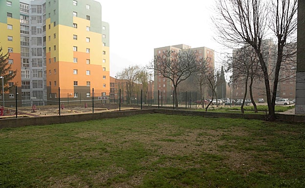 Imagen principal - La plaza de Santa Cecilia acogerá un corredor verde que los vecinos esperan que tenga posteriormente el mantenimiento adecuado, tal y como explica la presidenta vecinal, Azahara Marcos, hija de Pepita Mena, que siempre luchó por el barrio. La falta de civismo todavía deja escenas como la de la tercera imagen en el barrio San José. 