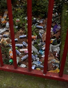 Imagen secundaria 2 - La plaza de Santa Cecilia acogerá un corredor verde que los vecinos esperan que tenga posteriormente el mantenimiento adecuado, tal y como explica la presidenta vecinal, Azahara Marcos, hija de Pepita Mena, que siempre luchó por el barrio. La falta de civismo todavía deja escenas como la de la tercera imagen en el barrio San José. 